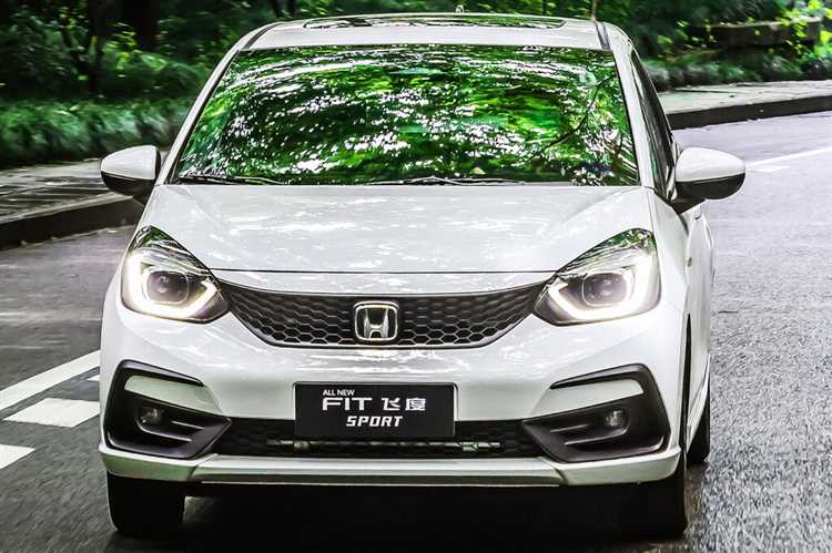 Какой двигатель и коробка передач устанавливаются в топовой версии Honda Fit?