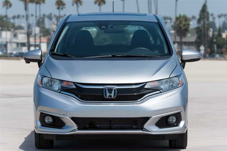 Какую отделку салона предлагает гибридная Honda Fit в максимальной комплектации?