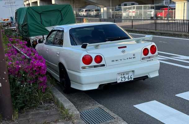 Какие модификации Nissan GTR R34 нарушают стандарты безопасности в США