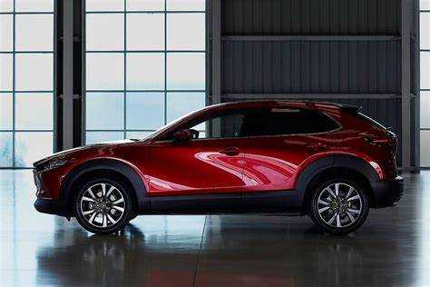 Разница в стоимости между бензиновыми и гибридными версиями Mazda CX-30