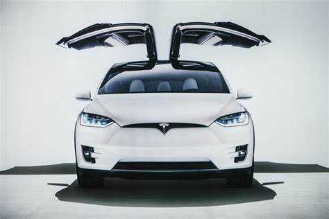 Как изменения в технологиях и инновациях Tesla сказываются на ее рыночной стоимости?
