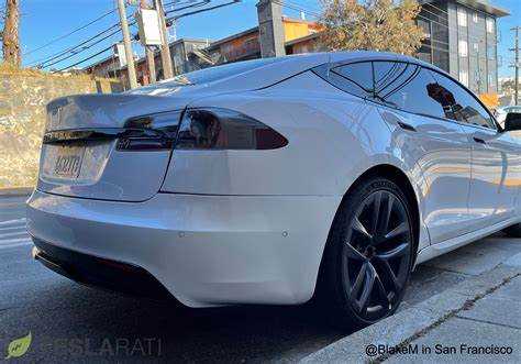 Текущая стоимость Tesla Plaid в России в 2025 году
