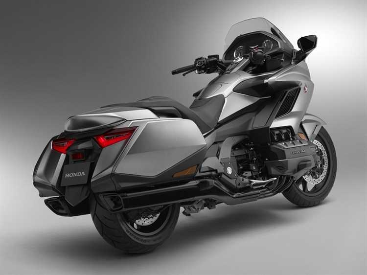 Сколько весит honda gold wing